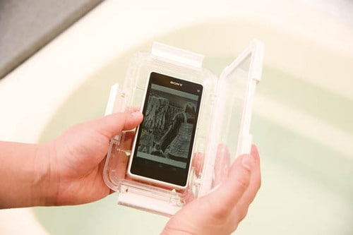 防水ケースを装着して「風呂スマホ」を楽しもう イメージ