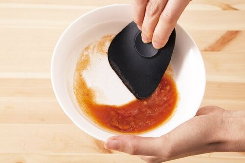 ①吸い付くような密着し汚れをオフするスクレーパー