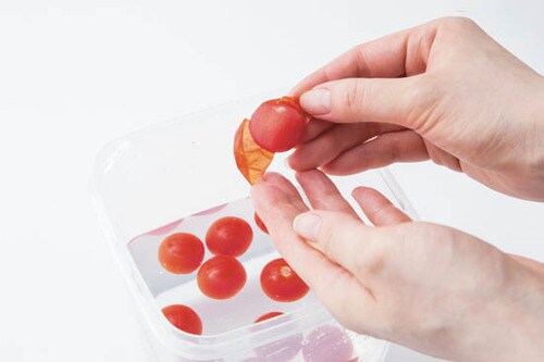 【2位】つるんとむけるのが楽しいプチトマトの冷凍皮むきテク