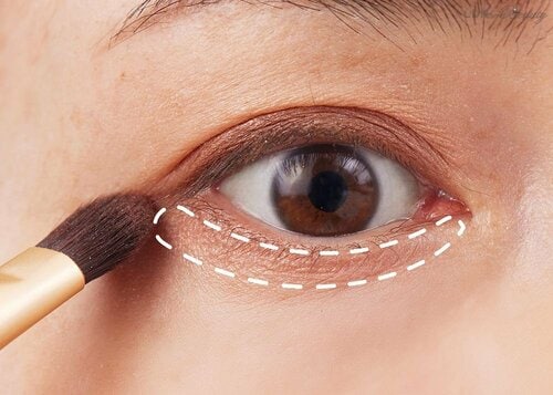 4:下まぶたは2本のブラシで陰影をつける 立体グラデのつくり方おすすめ イメージ