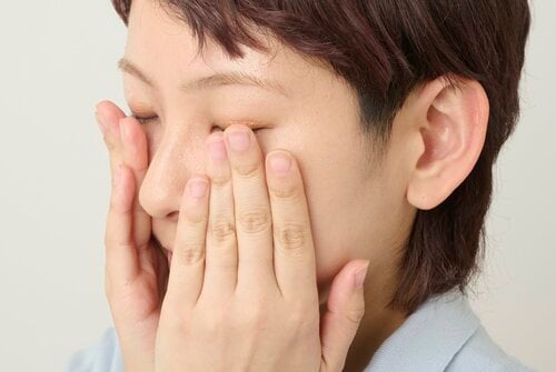使い方2：手でしっかりなじませる 日焼け止めミストおすすめ イメージ