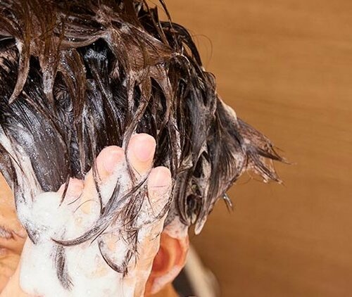 STEP4：髪を洗うときはやさしく泡を馴染ませる メンズ頭皮クレンジングおすすめ イメージ