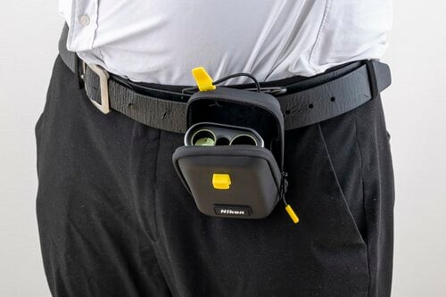 ヒモで閉じるケースは出し入れが大変 ゴルフ用レーザー距離計おすすめ イメージ