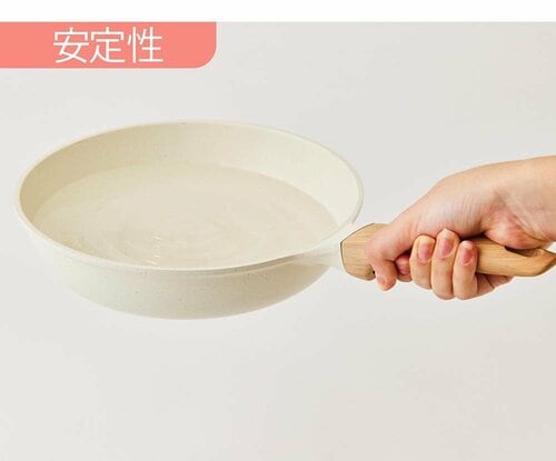 カローテ「フライパン 24cm IH対応」を持っている様子