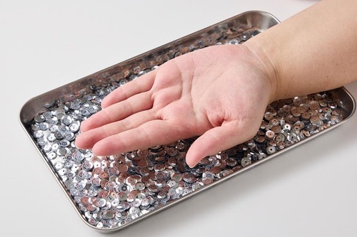 スパンコールを使ってベタつきをテスト 化粧水&クリームのライン使いおすすめ イメージ