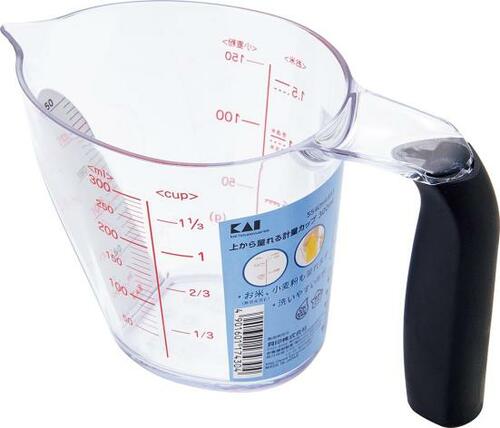 ［計量カップ］貝印「KAI 上から量れる計量カップ」 キッチン用品おすすめ イメージ