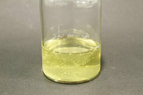 【テスト④手肌へのやさしさ】洗剤の泡に油を垂らしてチェック イメージ