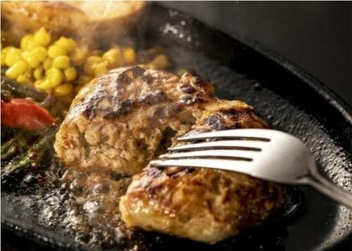プロが唸る肉汁&食感!やえやまファーム「南ぬ豚 網脂ハンバーグ」 イメージ