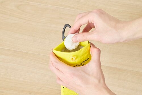 出先で鼻をかんだティッシュは携帯ゴミ箱でスマートに対処！ 携帯ゴミ箱おすすめ イメージ