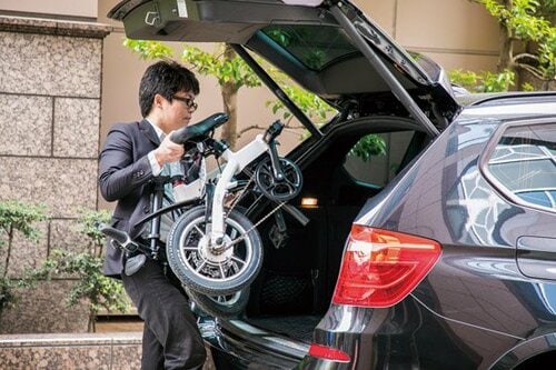 コンパクトにたたんで手軽に持ち運びできます イメージ
