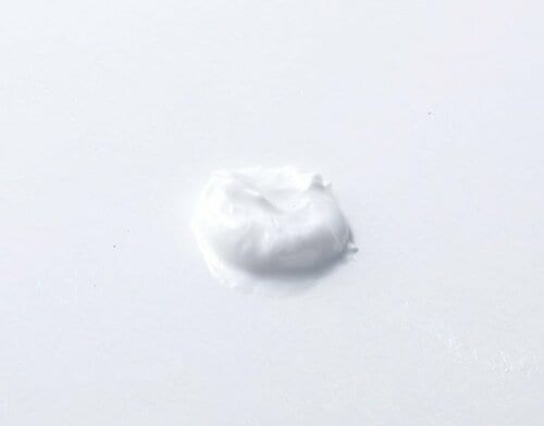 ベタベタ感が否めないニベアはフタを持つだけで開くのが難点