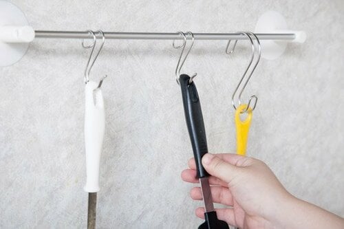 壁に穴を開けずに簡単に壁掛けが作れるS字フック イメージ3