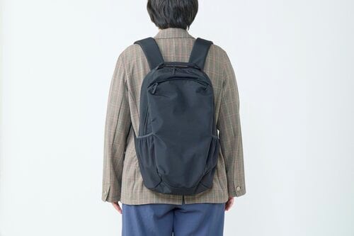 トレンド感のあるミニマルなデザイン レディース向け通勤リュックおすすめ イメージ