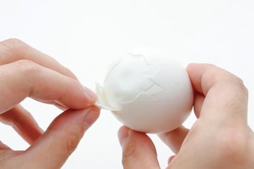 ゆでる前の卵にひと工夫 「事前ヒビ入れむき」 イメージ3