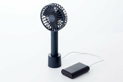microUSBタイプの専用充電スタンド付き
