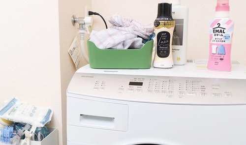 アイデア5:洗濯機側面はマグネットアイテムでゴチャつき一掃 洗面所の収納アイデアおすすめ イメージ
