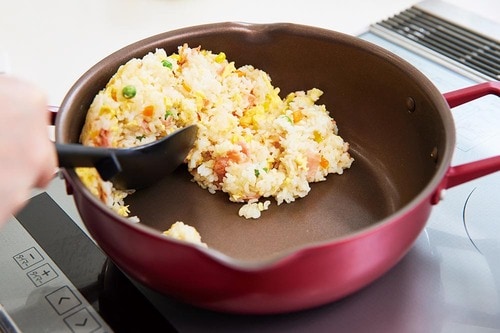 サーモス「デュラブルシリーズ マルチパン(KFJ)24cm」を使ってチャーハンを作っている様子