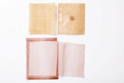誘引剤でおびきよせ、茶色いネットの奥天然麻のシートで挟んだ粘着シートで捕獲 ダニ取りシートおすすめ イメージ