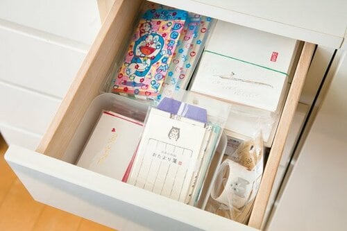 引出しに仕切りなしはNG!100均カゴを自在に組み合わせる イメージ2