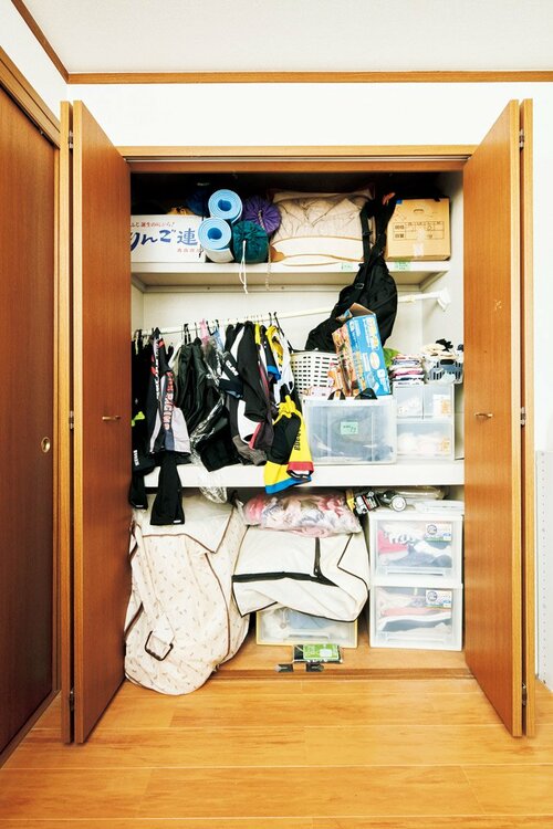 使っていないものでパンパン！1年以上使ってないなら捨てるが吉 イメージ