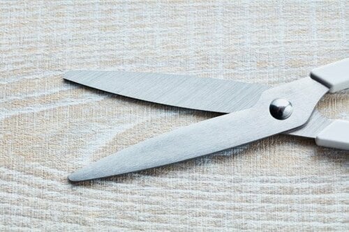 ②分厚い紙もサクサク切れる!軽く切れるはさみ イメージ
