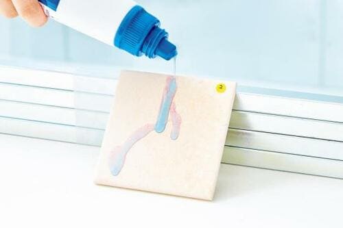 疑似汚れで洗浄力をフチ裏への使いやすさも検証