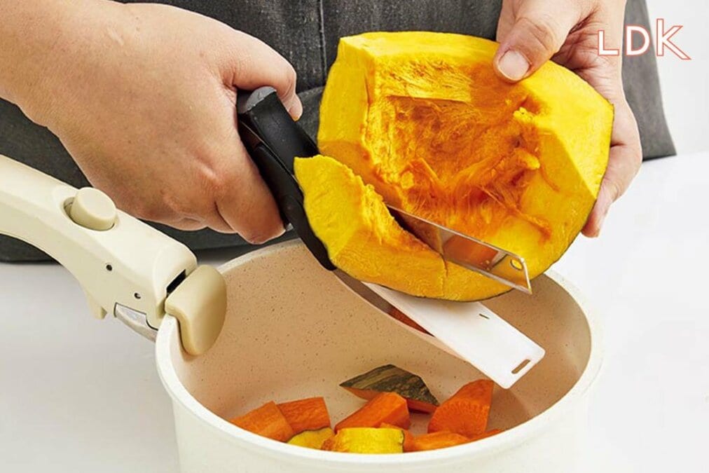 カボチャもスパッ！“まな板付きカッター”で下ごしらえの時短チャレンジ