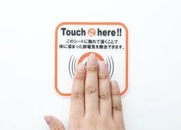 貼ってタッチするだけで静電気の「バチッ！」がなくなります