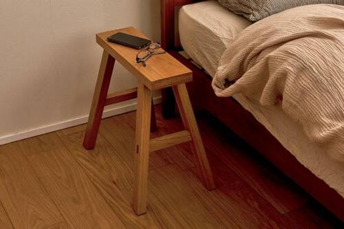 その3：ベッドまわりの収納無印の無垢材ベンチを多目的に利用 イメージ