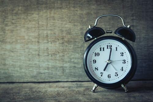 音だけじゃない?目覚まし時計の起こし方
