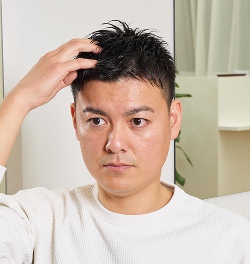 4:フロントに向かって手ぐしで素早く毛流れを作る メンズヘアジェルおすすめ イメージ