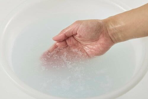 泡が溶けると薄い水色のにごり湯に変化 保湿系入浴剤おすすめ イメージ