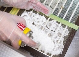 【掃除スゴ技】換気扇フィルターの油汚れは「専用クリーナー」でつけ置き不要でした｜「LDK」が比較