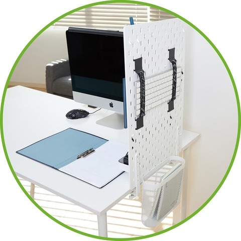 デスク上がスッキリ！ 収納はIKEAの有孔ボードのサイドづかいが