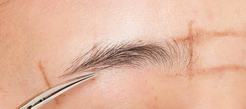 ステップ4:眉尻を整える 眉毛ハサミおすすめ イメージ