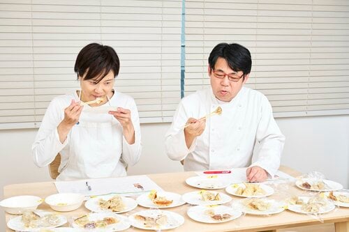 食のプロによる冷凍餃子の比較検証の様子
