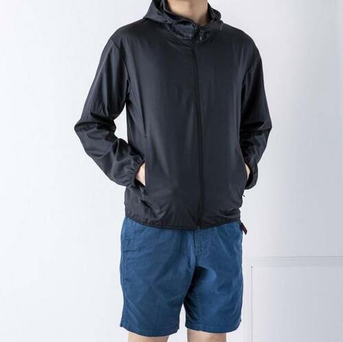 雨の日にさっとはおれる「軽量撥水パーカー」 イメージ2