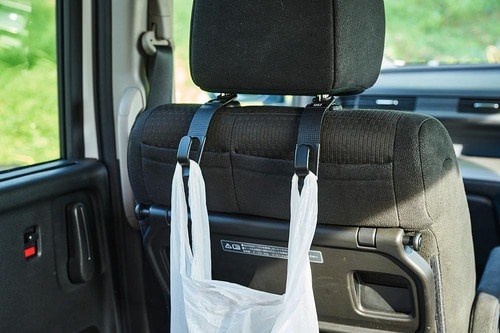 車のシートフックおすすめ ダイソー ヘッドレスト用 買い物袋フック 2本入り イメージ2