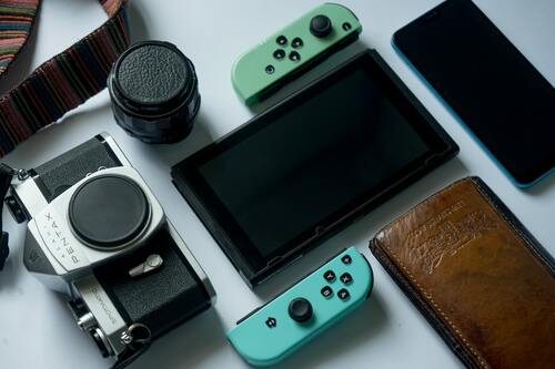 カメラとレンズとSwitchとスマホとカードケース