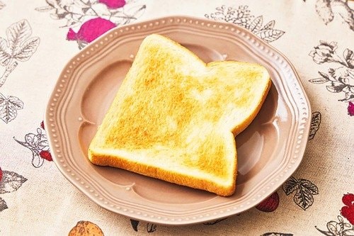 解凍前にしぼったペーパーで30秒包むのもアリ 食パンの冷凍保存方法おすすめ イメージ2