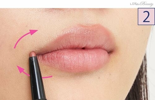 ステップ2:「く」の字に輪郭を リップメイクおすすめ イメージ