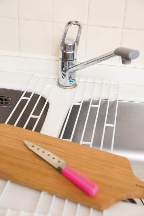 【シンクまわり収納③】畳めて作業台にもなる水切りラックを活用 イメージ2