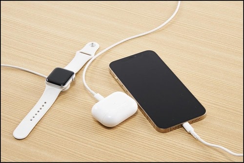 ワイヤレスでデスク上もスッキリ! 3in1ワイヤレス充電器おすすめ イメージ