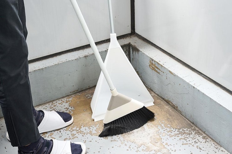 家事のプロおすすめ100均掃除グッズ！「ちりとりほうきセット」と「折りたたみソフトバスケット」のイメージ