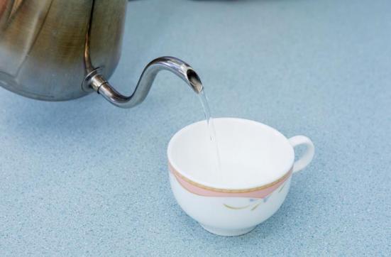 コーヒーを淹れる前にカップを温めるイメージ