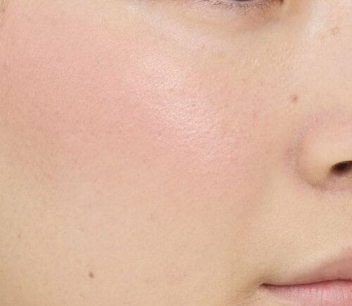 【ツヤ感・色み】パール感がほどよく肌なじみのいい色 チークおすすめ イメージ