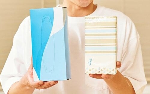 箱無しティッシュと箱ティッシュの持ち比べ