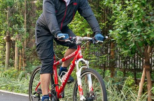 快適な走りを求める人必携の「自転車専用グローブ」