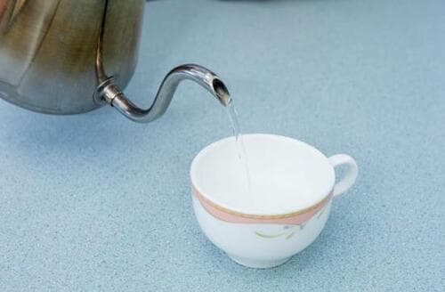 コーヒーを淹れる前にカップを温めるイメージ