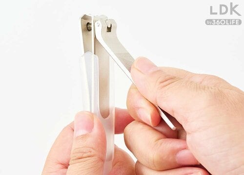 透明ケースに溜まった爪はケースをずらして一気にポイ 爪切りおすすめ イメージ